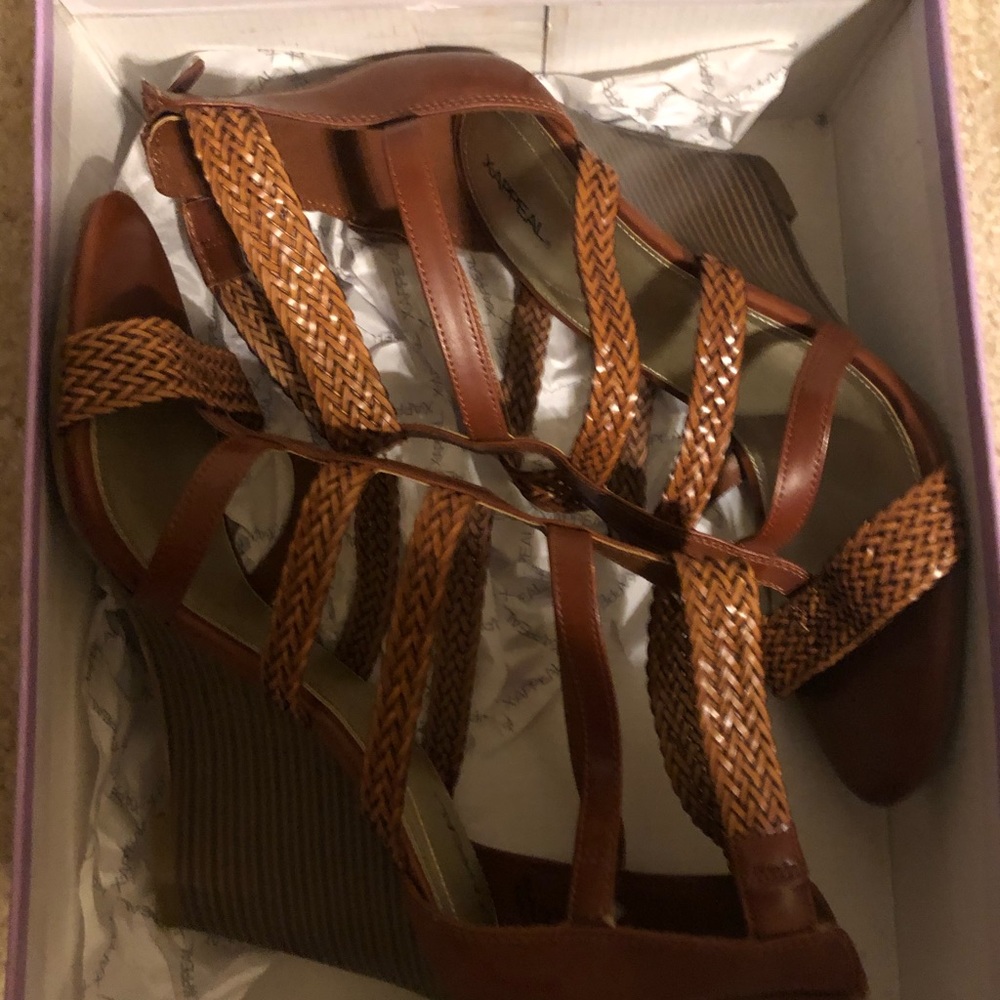 Size 9 women sandals brown